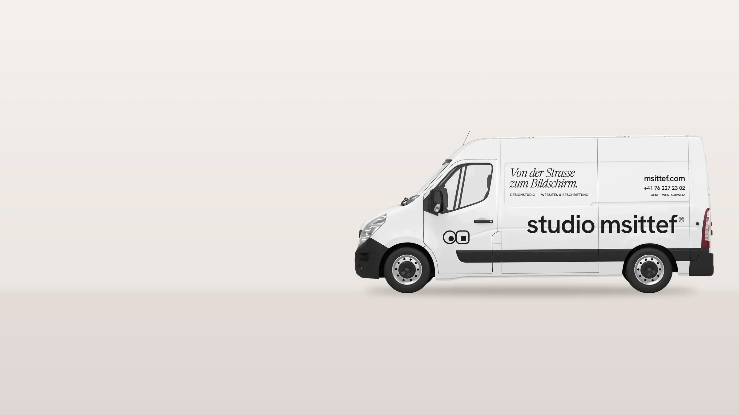 Der Demo-Lieferwagen: Ein Rakel trägt die Beschriftung von Studio Msittef auf das weisse Blech auf