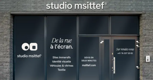 Maquette : vitrine avec lettrage adhésif et enseigne Studio Msittef