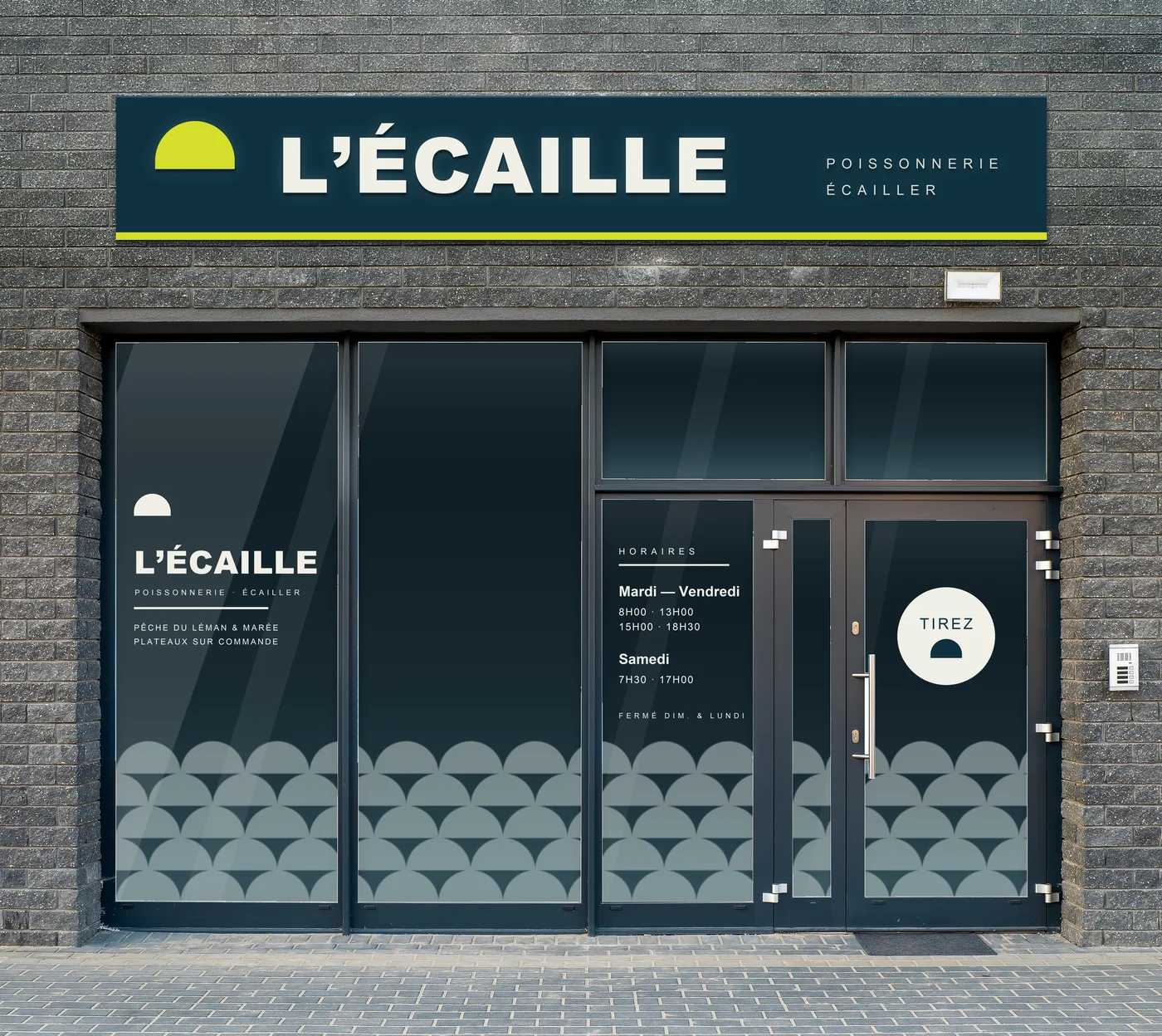 Façade de L’ÉCAILLE : enseigne bandeau au-dessus de la vitrine habillée