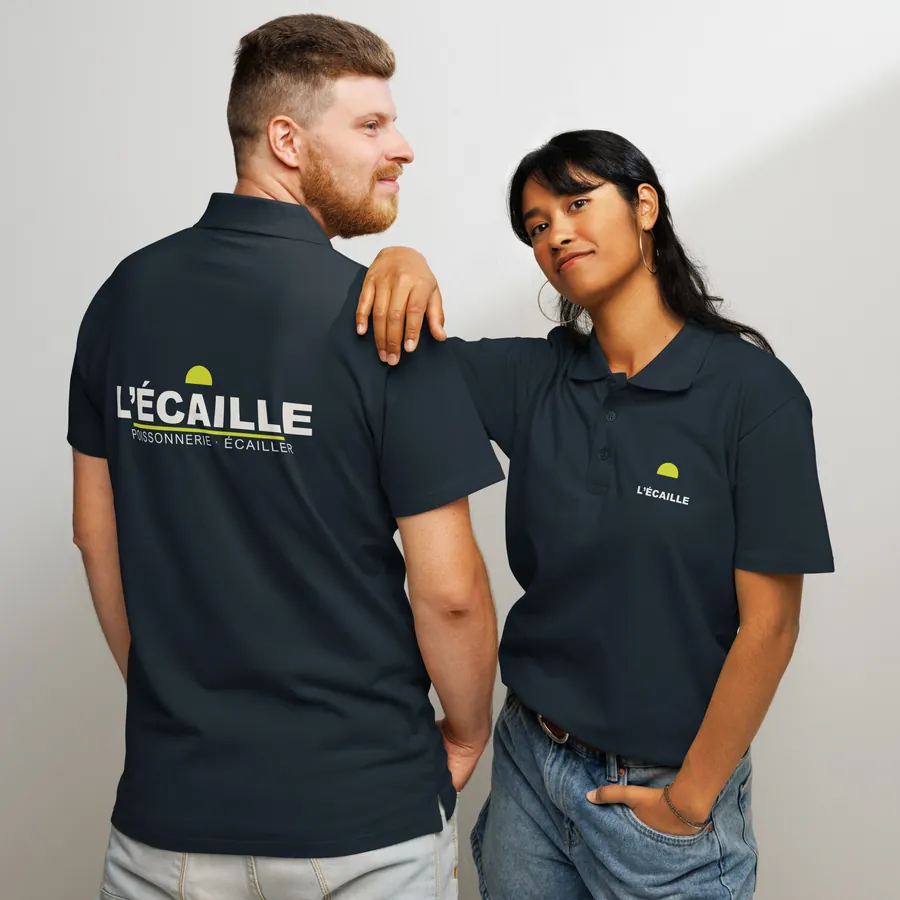 Polo marine vu de dos, logotype complet imprimé, et de face côté poitrine
